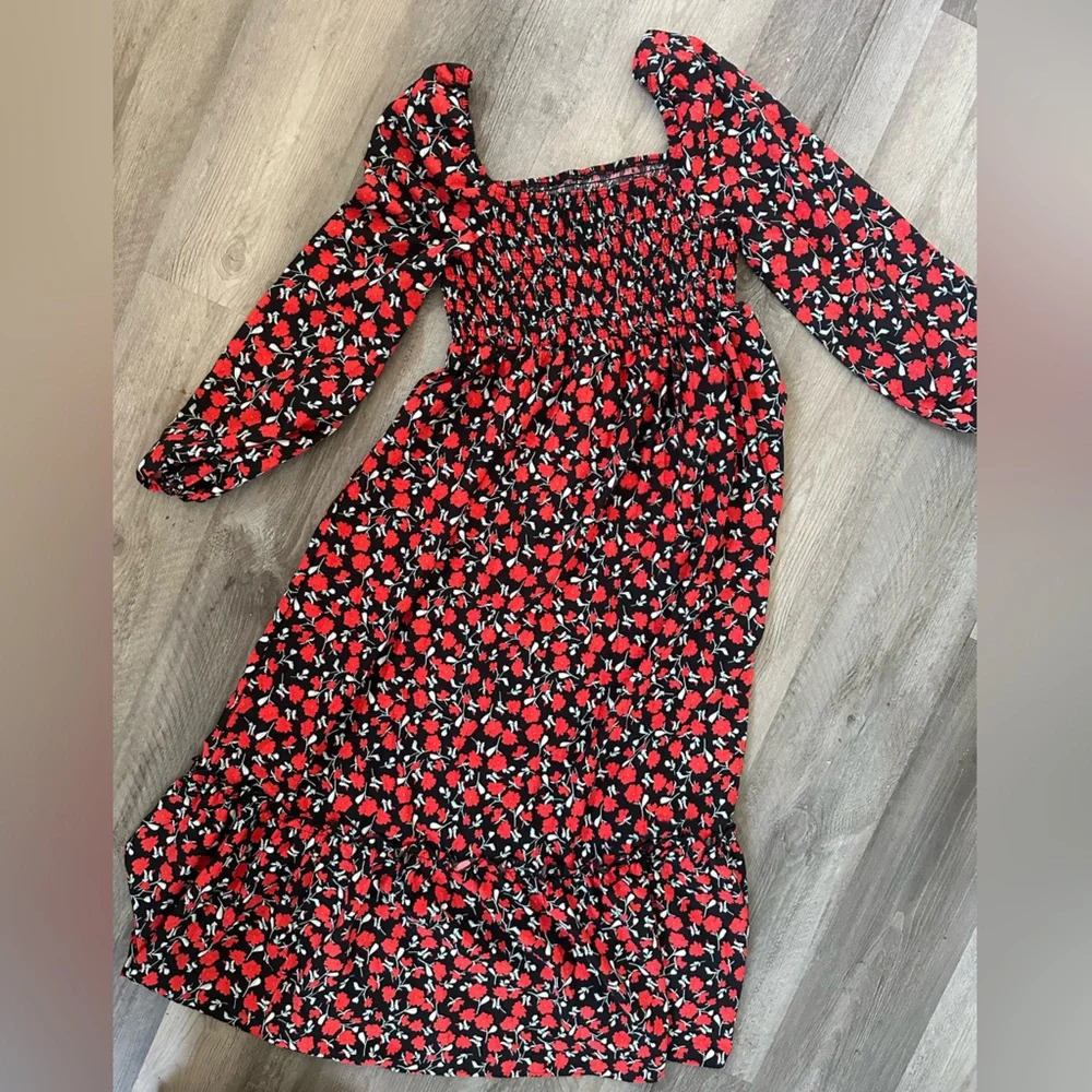 🌻 Floral Long Sleeve Midi Dress Bundle 🌻 - Picture 4 of 6